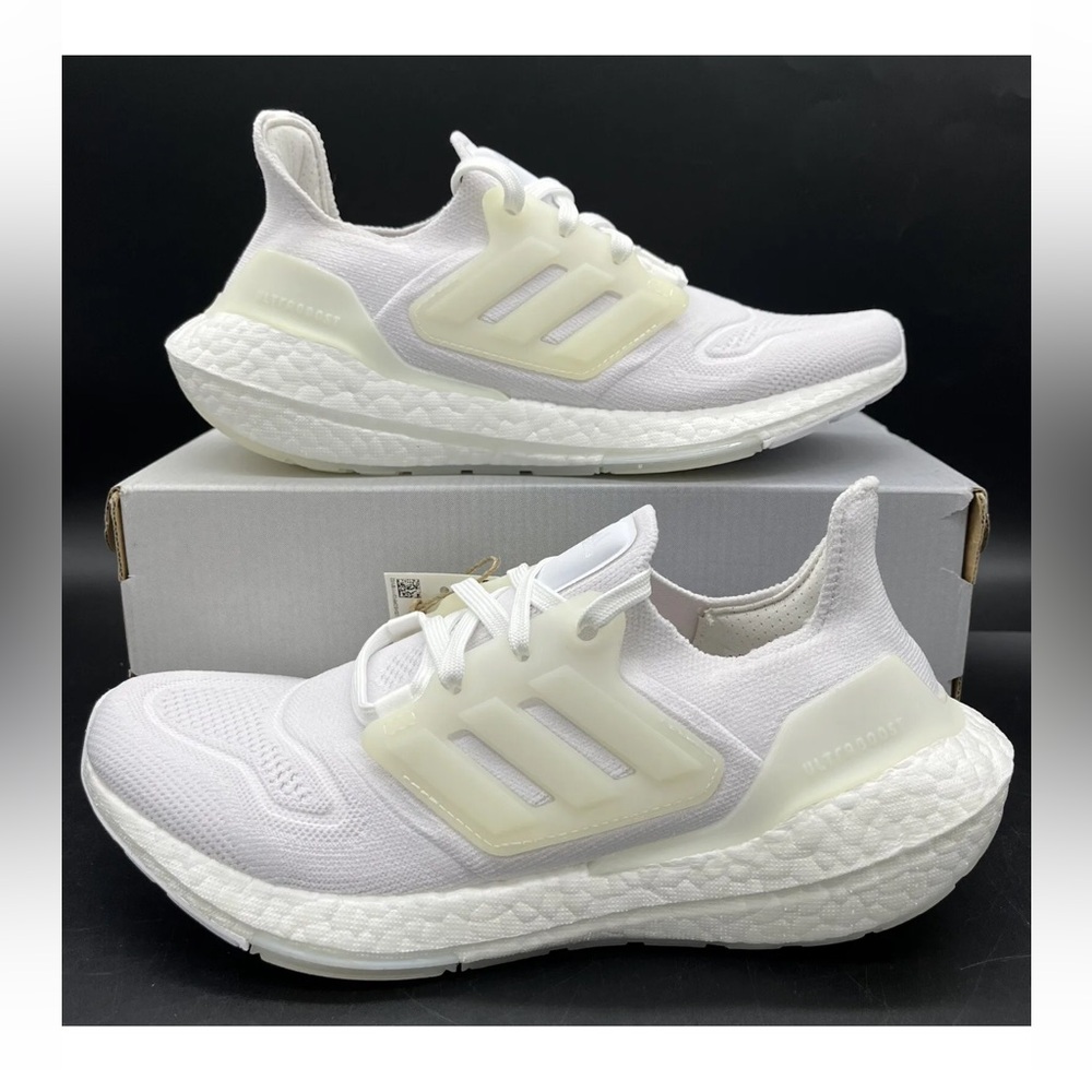 🏃‍♀️ADIDAS- Ultraboost 22 GX5590 Womens Running Shoe Triple White🏃‍♀️ - Picture 2 of 8
